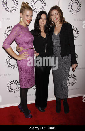 Busy Phillips, Courteney Cox et Christa Miller Cougar Town la troisième saison premiere tenue au Paley Center for Media - Arrivées. La ville de New York, USA - 11.02.12 Banque D'Images