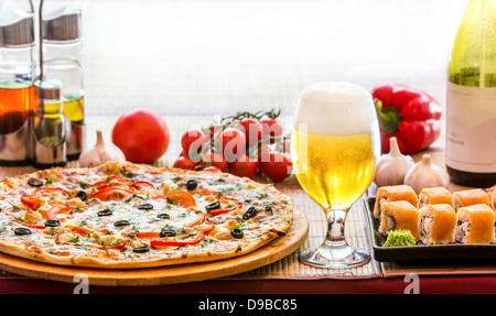 Composition de la bière sushi et pizza à contre-jour Banque D'Images