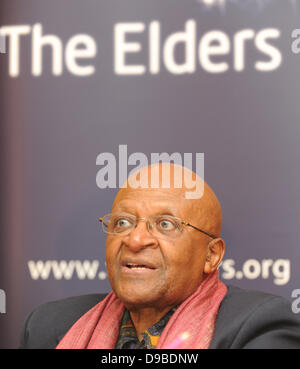 Le président des Anciens de l'archevêque Desmond Tutu, gestes lors d'une conférence de presse commune avec d'autres membres des anciens à New Delhi, le 9 février 2012. Les anciens membres du passé quatre jours en Inde s'attaquer aux questions liées à des mariages d'enfants en Inde, la visite a fait partie des anciens de travail pour promouvoir l'égalité des filles et des femmes dans le monde entier. New Delhi, Inde - 09.02.12 Banque D'Images