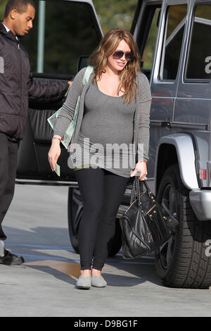 Hilary Duff enceinte arrive à Saint John's Health Centre avec deux gros sacs, l'un d'entre eux à partir d'aliments entiers, Los Angeles, Californie - 31.02.12 Banque D'Images