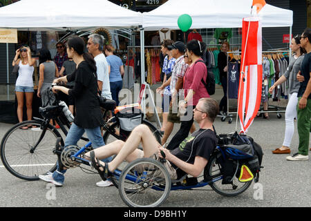 Man riding un vélo à la Journée sans voiture festival sur la rue Main à Vancouver (Colombie-Britannique) Banque D'Images