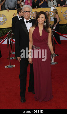 Ted Danson et Mary Steenburgen La 18e Conférence annuelle des Screen Actors Guild Awards (SAG Awards) tenue au Shrine Auditorium - Tapis Rouge : Los Angeles, Californie - 29.01.12 Banque D'Images