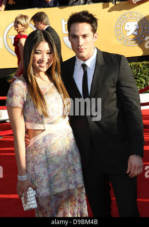 Jenna Ushkowitz et Michael Trevino, à la 18e Conférence annuelle des Screen Actors Guild Awards (SAG Awards) tenue au Shrine Auditorium - Tapis Rouge à Los Angeles, Californie - 29.01.12 Banque D'Images