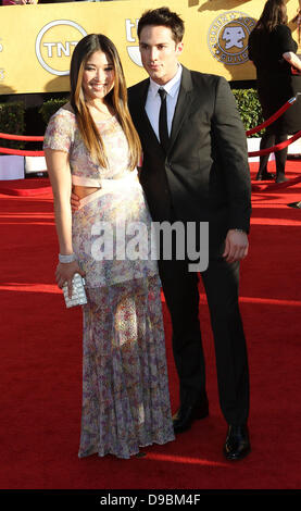 Jenna Ushkowitz et Michael Trevino, à la 18e Conférence annuelle des Screen Actors Guild Awards (SAG Awards) tenue au Shrine Auditorium - Tapis Rouge à Los Angeles, Californie - 29.01.12 Banque D'Images