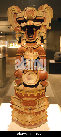 Maya encensoir. Personnage assis encensoir (Incensario) au Mexique ou au Guatemala. Maya 3e-6e siècle. Céramique. Les grands encensoirs en céramique utilisé comme temple sombre dans les forêts tropicales des basses terres mayas sont parmi les plus comples sculptures en terre cuite faite par cet ancien peuple doué artistiquement. Banque D'Images