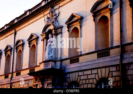 Statue de la reine Victoria à la Victoria Art Gallery. 'Érigé dans la fidélité et l'amour par les femmes de Bath 1901' - citation. Banque D'Images