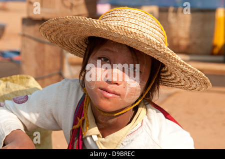 Jolie jeune fille birmane portant un chapeau de paille à l'appareil photo à Myanmar (Birmanie) Banque D'Images