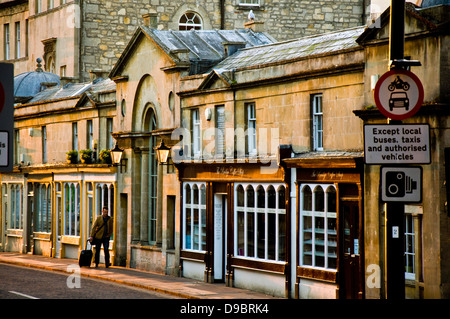 Tôt le matin, l'aube voyageur de banlieue on Pulteney Bridge à Bath Banque D'Images
