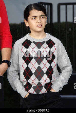 Blanket Jackson Michael Jackson's Famille et enfants immortalisé leur défunt père dans le ciment à l'extérieur de l'historique Grauman's Chinese Theatre à Hollywood, Los Angeles, Californie - 26.01.12 ** Non disponible pour publication en Allemagne. Disponible pour publication dans le reste du monde** Banque D'Images