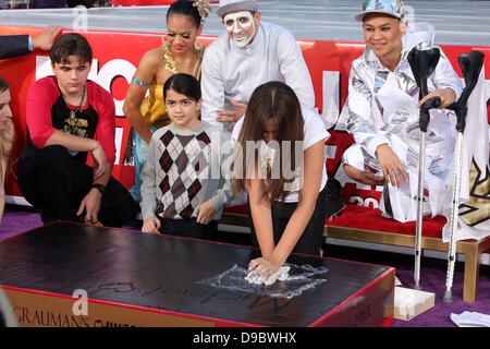 Prince Michael Jackson, Prince Michael Jackson II, alias Blanket Jackson, Paris Jackson Michael Jackson à la famille et enfants immortaliser leur défunt père dans le ciment à l'extérieur du Grauman's Chinese Theatre historique. Los Angeles, Californie - 26.01.12 Banque D'Images