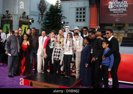 Prince Michael Jackson, Prince Michael Jackson II, alias Blanket Jackson, Paris Jackson Michael Jackson à la famille et enfants immortaliser leur défunt père dans le ciment à l'extérieur du Grauman's Chinese Theatre historique. Los Angeles, Californie - 26.01.12 Banque D'Images