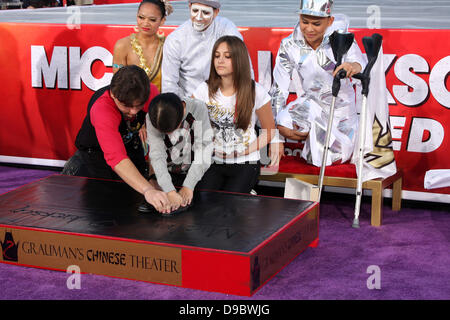 Prince Michael Jackson, Prince Michael Jackson II, alias Blanket Jackson, Paris Jackson Michael Jackson à la famille et enfants immortaliser leur défunt père dans le ciment à l'extérieur du Grauman's Chinese Theatre historique. Los Angeles, Californie - 26.01.12 Banque D'Images