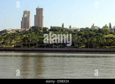 Vue sur le Rover Tembe à l'ciytscape de Maputo, Mozambique, 28 février 2013. Photo : Britta Pedersen Banque D'Images