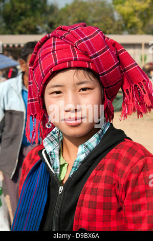 Jolie Pa-O girl wearing a red vérifié coiffure regardant la caméra dans un marché Myanmar (Birmanie) Banque D'Images
