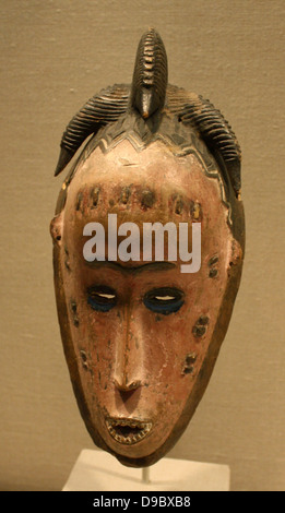 Masque. Côte d'Ivoire, Guro autochtones, 19th-20th century. Bois, peinture. Banque D'Images