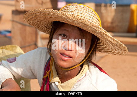 Jolie jeune fille birmane portant un chapeau de paille à l'appareil photo à Myanmar (Birmanie) Banque D'Images