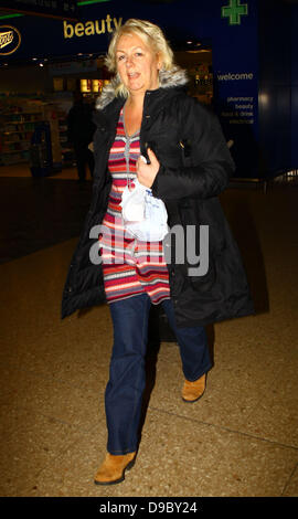 Le cast de Sue Cleaver Coronation Street arrivent à la gare de Euston à reprendre le chemin de Manchester après avoir assisté à la National Television Awards à Londres, Angleterre - 26.01.11 Banque D'Images