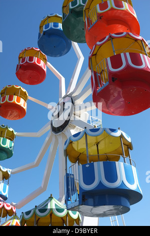 Grande roue multicolore contre ciel bleu clair Banque D'Images