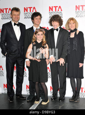 Gagnants de la comédie de situation Tyger Drew-Honey, Hugh Dennis, Ramona Marquez, Daniel Roche et Claire Skinner National Television Awards a tenu à l'O2 Arena - Salle de presse. Londres, Angleterre - 25.01.12 Banque D'Images