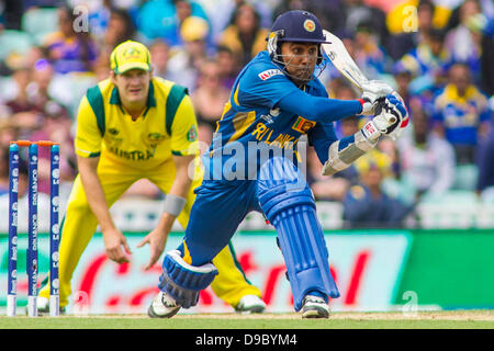 Londres, Royaume-Uni. 17 Juin, 2013. Sri Lanka's Mahela Jayawardene batting au cours de l'ICC Champions trophy match de cricket international entre le Sri Lanka et l'Australie à l'Oval Cricket Ground le 17 juin 2013 à Londres, en Angleterre. (Photo de Mitchell Gunn/ESPA/Alamy Live News) Banque D'Images