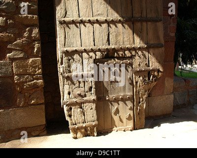 Vieille porte en bois sur le tombeau Hamayun à New Delhi Banque D'Images