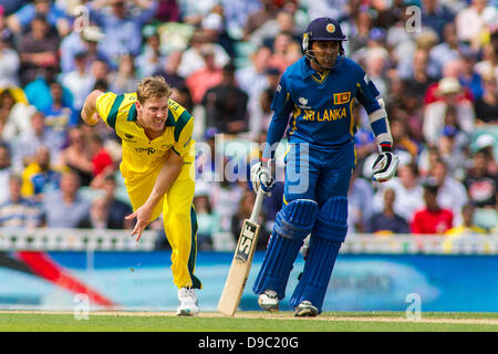 Londres, Royaume-Uni. 17 Juin, 2013. James Faulkner de l'Australie et le Sri Lanka's Mahela Jayawardene au cours de l'ICC Champions trophy match de cricket international entre le Sri Lanka et l'Australie à l'Oval Cricket Ground le 17 juin 2013 à Londres, en Angleterre. (Photo de Mitchell Gunn/ESPA/Alamy Live News) Banque D'Images