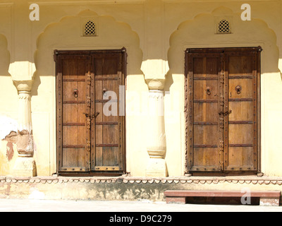 Vieilles portes en bois à fort Amber ,Jaipur en Inde Banque D'Images