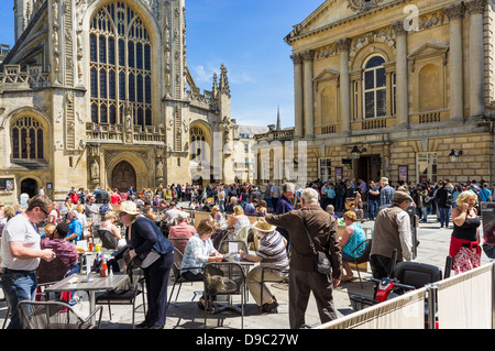 Cafés à l'extérieur de l'abbaye de Bath, Bath, Somerset, Royaume-Uni en été Banque D'Images