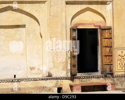 Vieille porte en bois à fort Amber Jaipur, Inde Banque D'Images