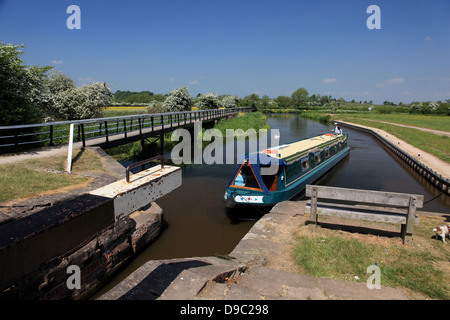 Un grand classique d'entrer Alrewas Lock, laissant ainsi le fleuve Trent et entrer dans le canal de Trent et Mersey Banque D'Images