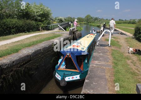 Un grand classique d'entrer Alrewas Lock, laissant ainsi le fleuve Trent et entrer dans le canal de Trent et Mersey Banque D'Images