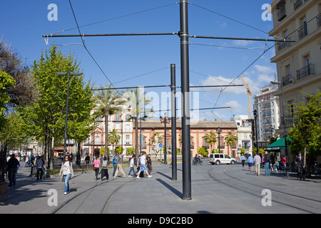 Constitution Avenue, rue piétonne avec la voie du tramway, paysage urbain dans le centre-ville de Séville, Espagne. Banque D'Images