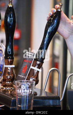 Barmaid pulling a pint of 'révolte des Paysans' red ale par brassage de l'École de l'éléphant, Brentwood Brewing Ltd. Banque D'Images