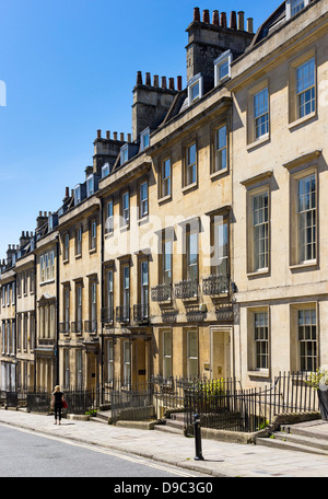 Rangée de vieilles maisons en terrasse dans une rue à Bath, Somerset, England, UK Banque D'Images