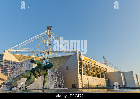 Sir Tom Finney statue en dehors de Preston North End, Deepdale Stadium, Preston, Lancashire, UK Banque D'Images
