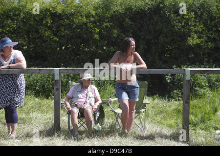 Spectateurs regarder comme tsiganes dur leurs chevaux sur le clignotant 'lane' ou 'Mad' à Appleby Horse Fair, en Cumbria, Angleterre Banque D'Images