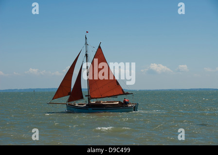 Petit yacht laissant Leigh sur mer. Banque D'Images