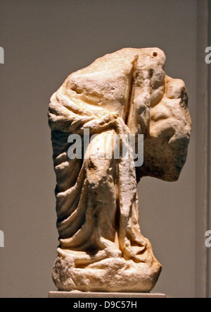 Statuette en marbre d'Aphrodite. D'Athènes, 2ème c BC La déesse porte un himation seulement sur la partie inférieure du corps et s'appuie contre la caverne d'un rocher, derrière laquelle apparaît l'Éros. L'établissement fait allusion à des sanctuaires sur le versant nord de l'Acropole. Banque D'Images