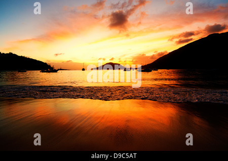 Coucher de soleil sur le parc national marin de Port Launay, Mahe, Seychelles Banque D'Images