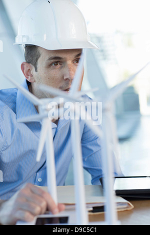 Avec les modèles de l'ingénieur les éoliennes Banque D'Images