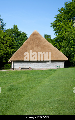 Grange à ossature de bois de style laiteux du XVIIIe siècle (originaire de Hambrook, Sussex) en été - comme on l'a vu sur BBC The Repair Shop Banque D'Images