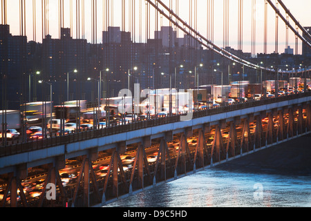 Le déplacement des véhicules sur George Washington Bridge, New York City, USA Banque D'Images