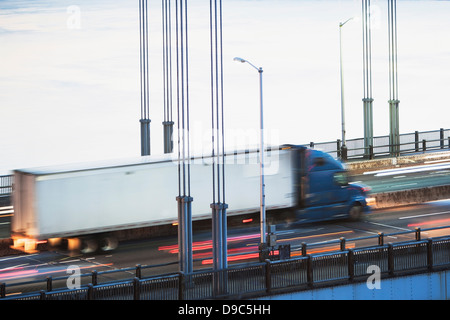 Camion conteneur crossing bridge Banque D'Images