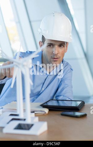 Avec les modèles de l'ingénieur les éoliennes Banque D'Images