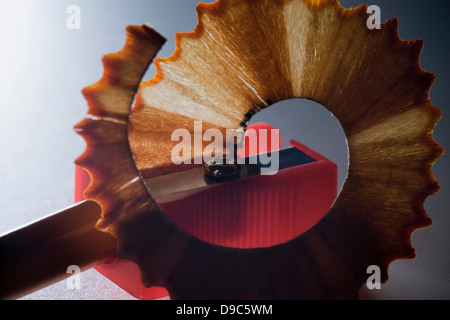 Être aiguisé crayon avec taille-crayon Banque D'Images