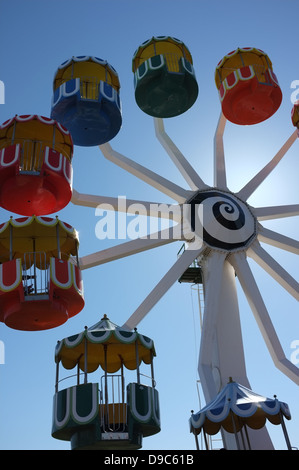 Grande roue multicolore contre ciel bleu clair Banque D'Images