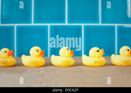 Canards en caoutchouc dans une rangée Banque D'Images