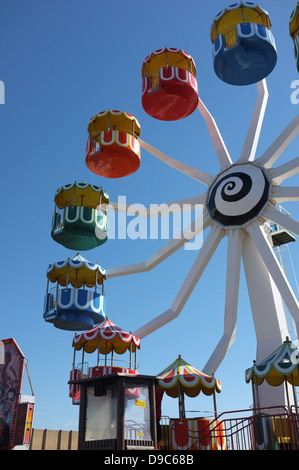 Grande roue multicolore contre ciel bleu clair Banque D'Images