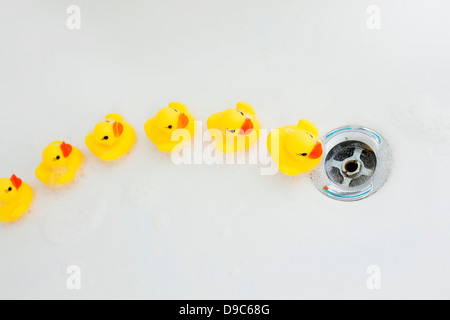 Canards en caoutchouc vers plughole à Bath Banque D'Images