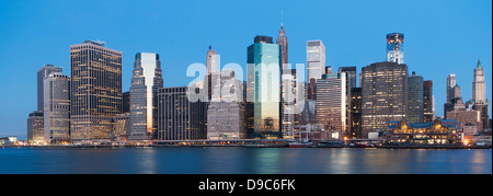 Vue panoramique de Manhattan skyline at sunset, New York City, USA Banque D'Images